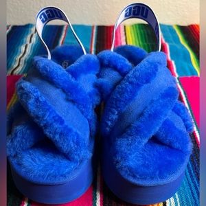 UGG DISCO CROSS SLIDE
Size 6
Blue